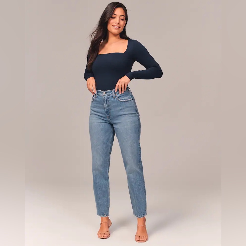 Abercrombie & Fitch, High Rise Mom Jeans, light wash (size 28/6)